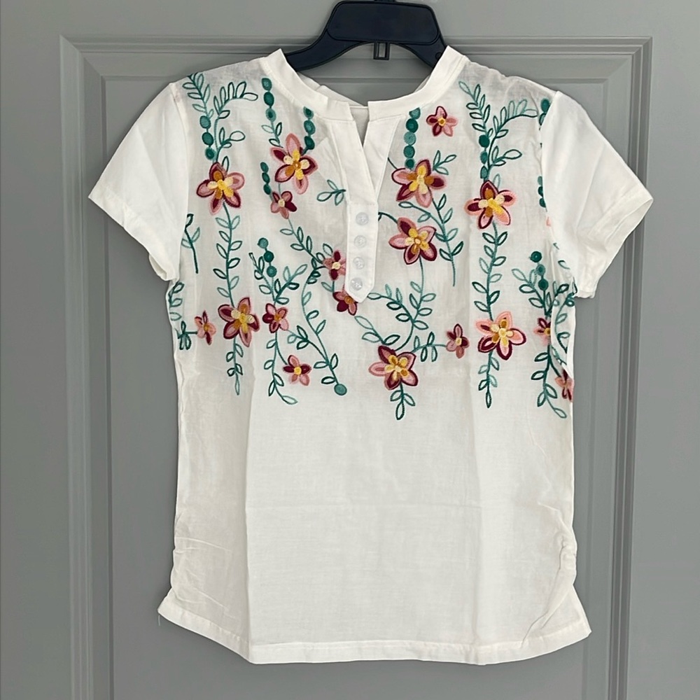 Budget Shop - Floral Embroidered Blouse